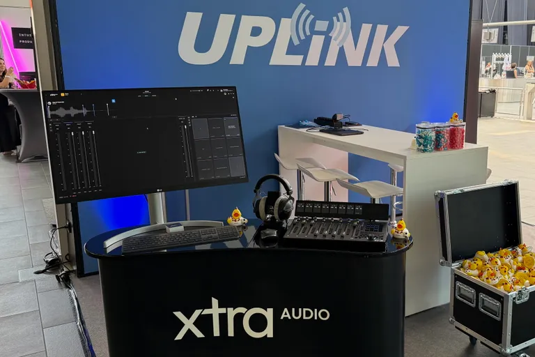 xtra audio Messestand mit Live-Studio-Setup und Hardware-Mixer